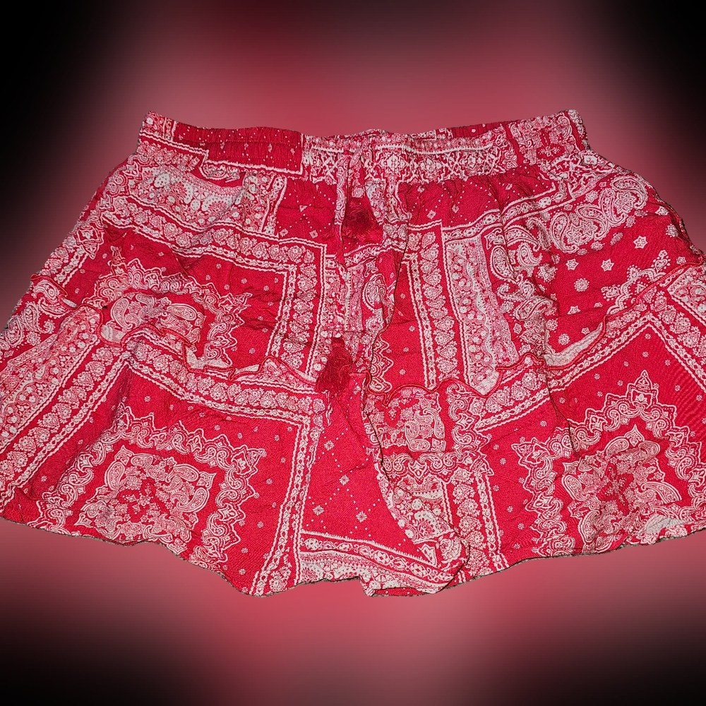Loose shorts with drawstring